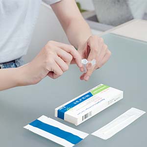 拆下密封件并将缓冲液放入管架中。