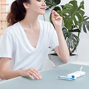 缓慢旋转拭子两个鼻孔。