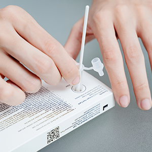 将拭子放入缓冲管中并等待 1 分钟。